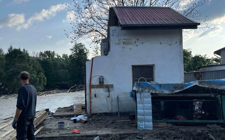 Zniszczony dom po powodzi, widok na zewnętrzną część budynku.