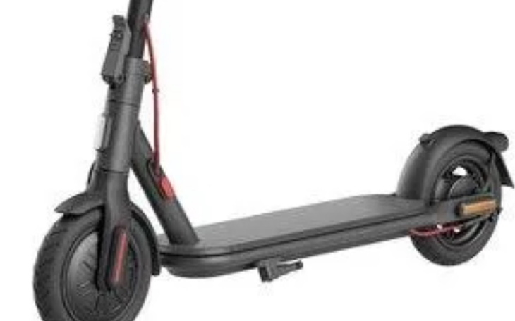 Nowoczesna hulajnoga elektryczna na czarnym tle.