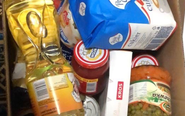 Pudełko z różnymi produktami spożywczymi.