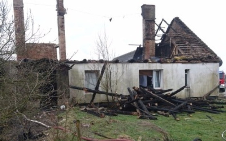 Zniszczony dom po pożarze, z uszkodzoną konstrukcją.