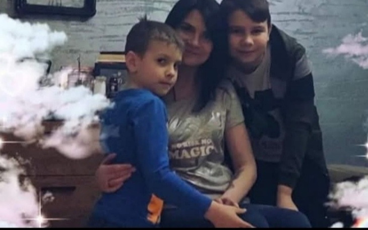 Matka z dwoma synami, spędzają czas razem w domu.