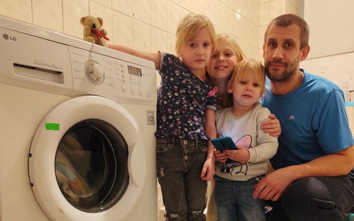 Pies z długą, splątaną sierścią na trawie.