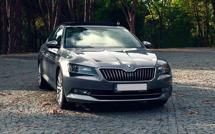 Nowoczesny samochód na tle leśnym, elegancki wygląd.