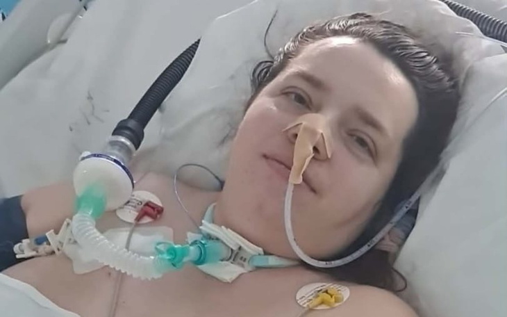 Kobieta w szpitalu z rurką tlenową w nosie.