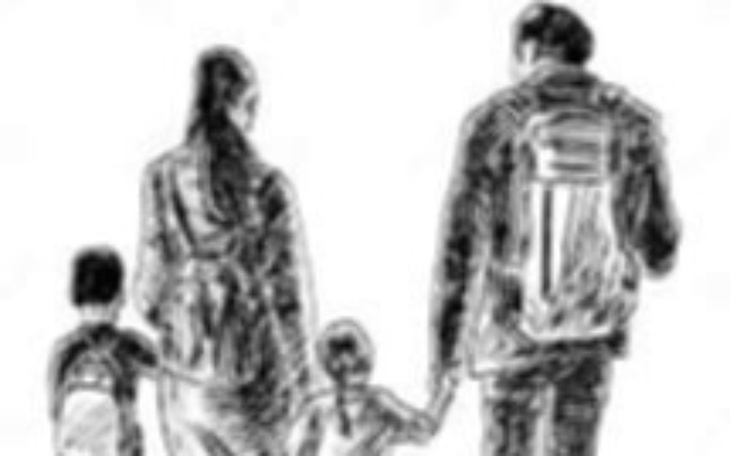 Rodzina spacerująca razem, trzymająca się za ręce.