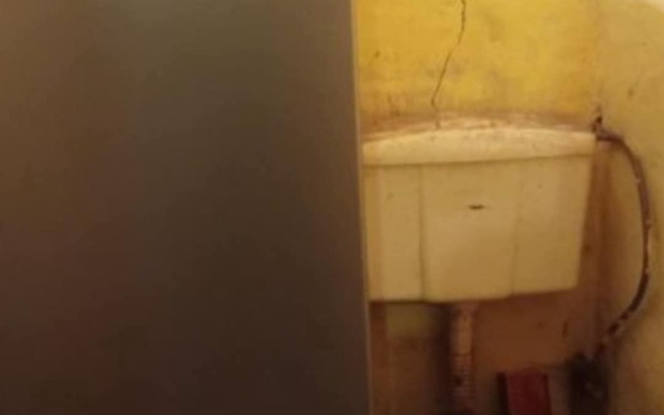 Zniszczona toaleta w starym pomieszczeniu, z widocznymi śladami wilgoci.