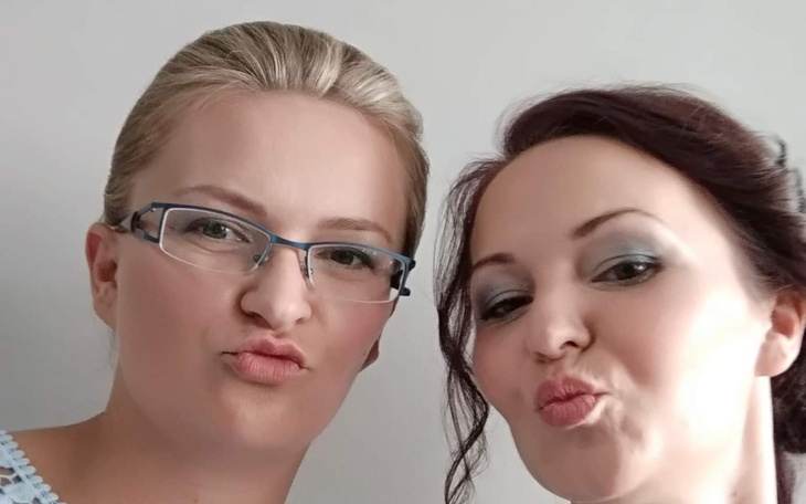 Dwie kobiety robiące dziwne miny do zdjęcia.