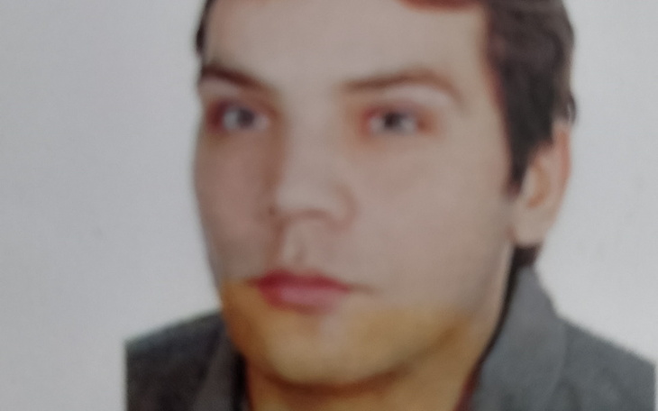 Rozmyte zdjęcie mężczyzny, z nieczytelnym tłem.