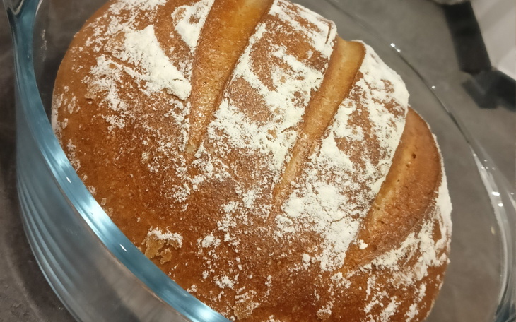 Świeżo upieczony chleb w szklanej misce.