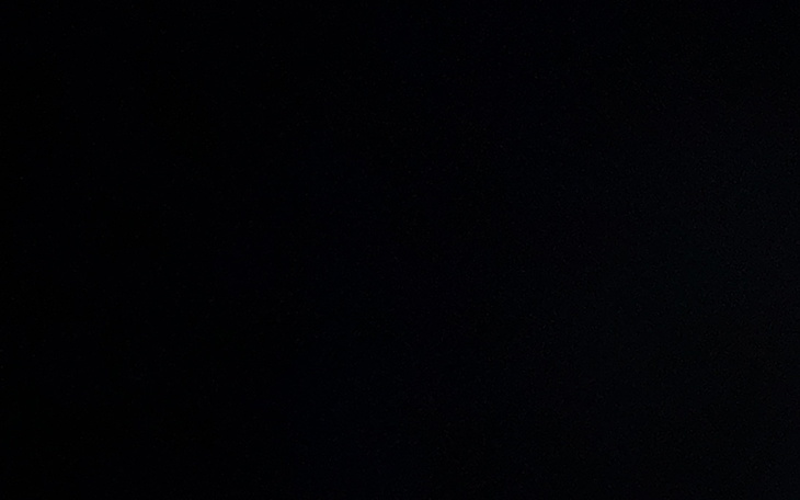 Ciemny obraz, prawdopodobnie zdjęcie w słabym oświetleniu.