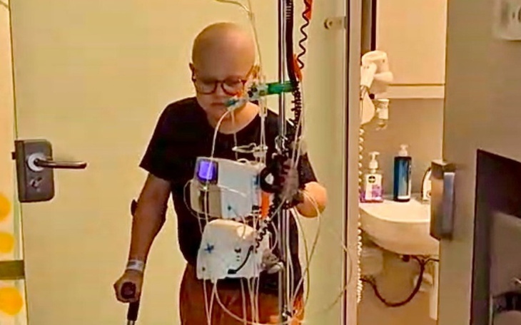 Chłopiec z urządzeniem medycznym, poruszający się z pomocą.