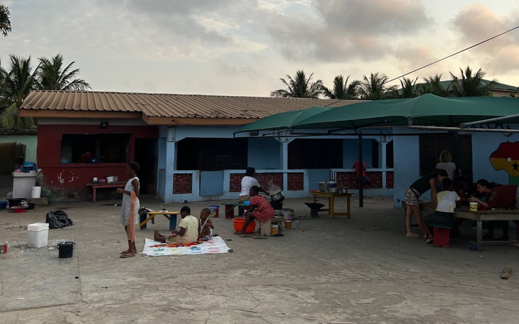Scena z życia codziennego w wiosce, ludzie przy pracy.