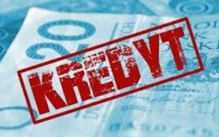 Banknoty z napisem 'Kredyt' na niebieskim tle.