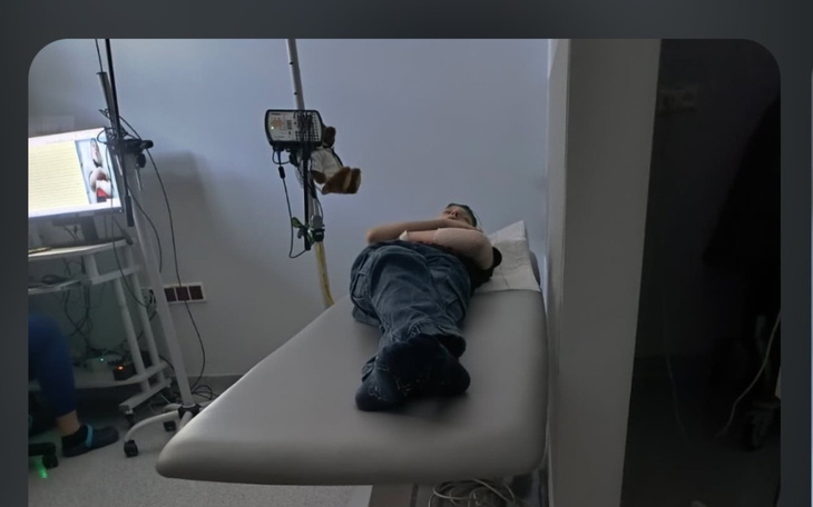 Mężczyzna leżący na stole w gabinecie lekarskim.