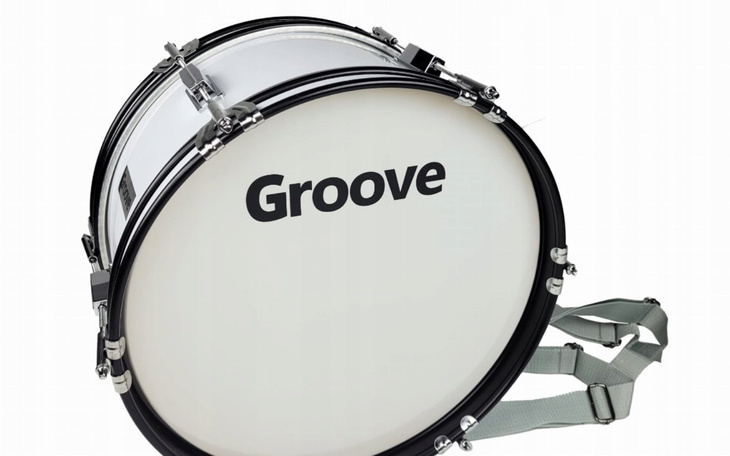 Bęben perkusyjny z logo Groove, gotowy do gry.