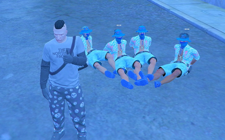 Postać w grze komputerowej, otoczona przez inne postacie.