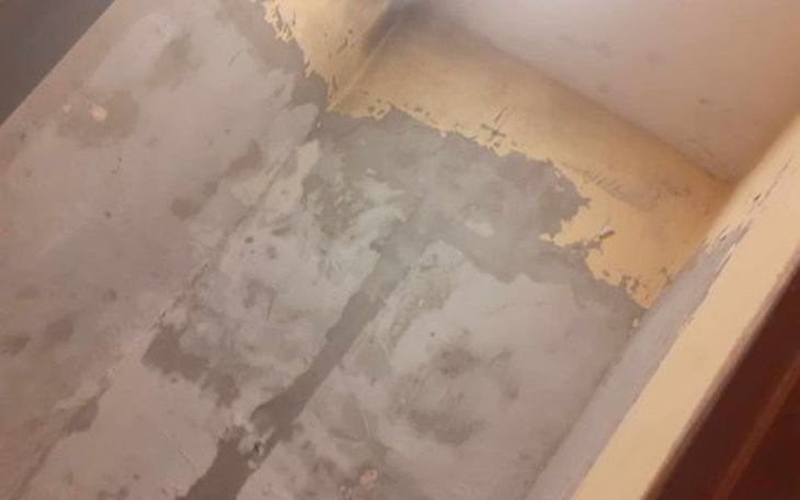 Pusty kąt w pomieszczeniu z nieukończonymi pracami budowlanymi.