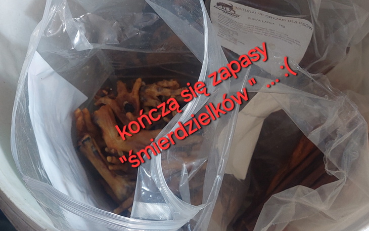 Długie włosy i oczy patrzące spod kapelusza; stylowy look.