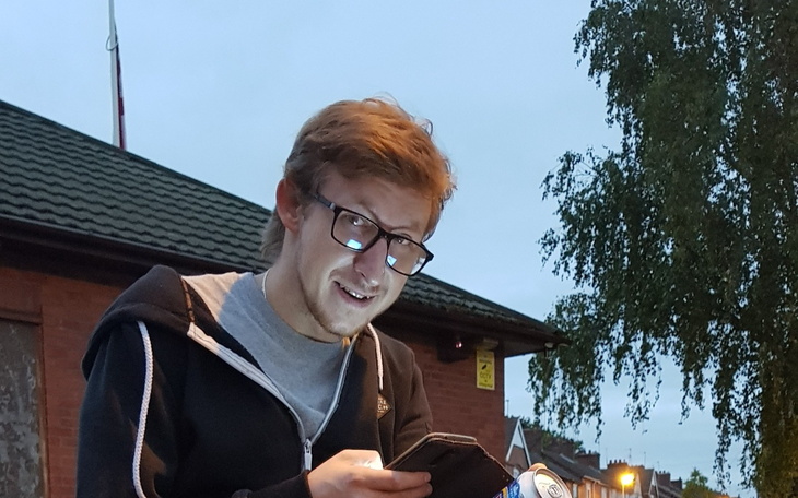 Mężczyzna w wózku inwalidzkim, z poważnym wyrazem twarzy.