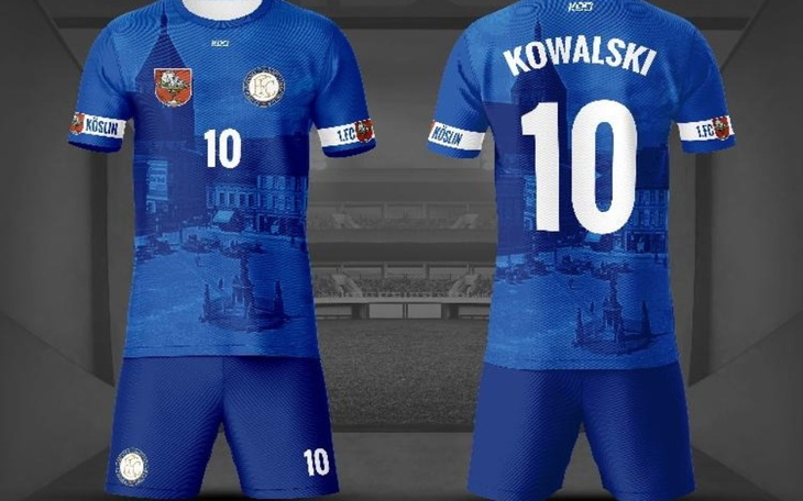 Koszulka piłkarska z numerem 10, z widokiem na miasto.