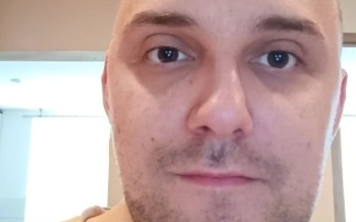 Zdjęcie mężczyzny z bliska, z poważnym wyrazem twarzy.