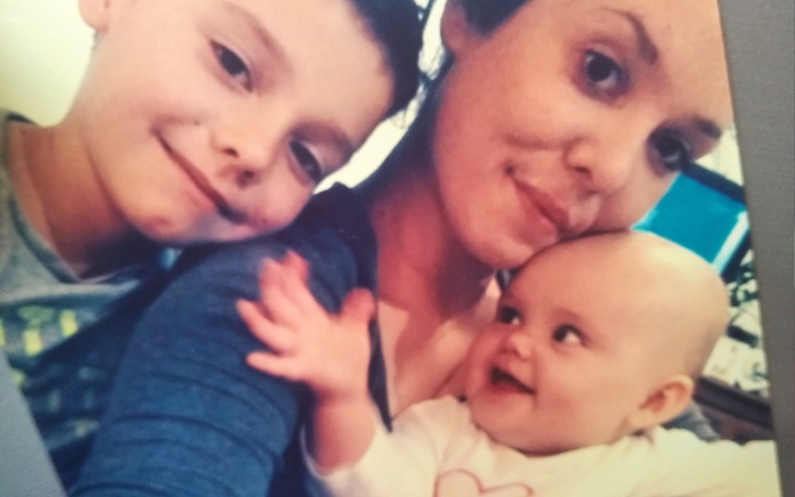 Rodzinne selfie z uśmiechniętymi dziećmi.