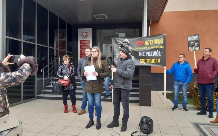 Protest przeciwko kotłowniom w Wielkopolu, z transparentami i mówcami.