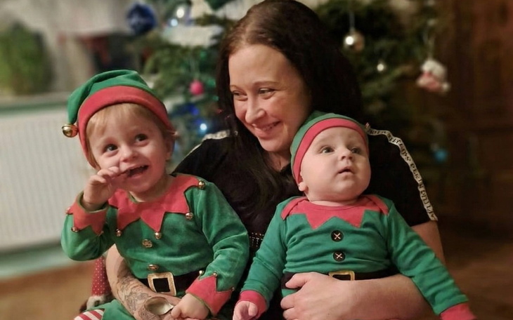 Dwoje dzieci w elfich strojach, uśmiechających się do kamery.