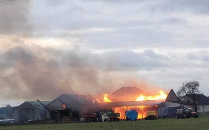 Pożar w gospodarstwie, dym i ogień.