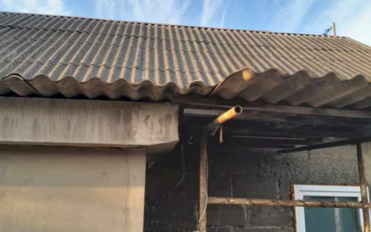 Widok na dach budynku z falistą blachą.