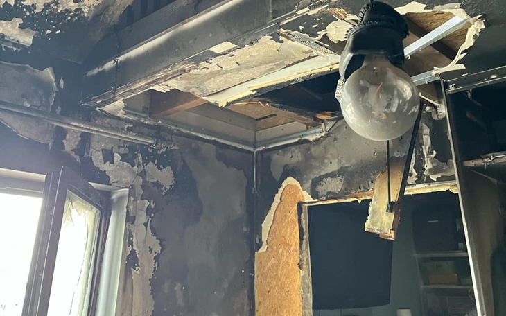 Zniszczony sufit w pomieszczeniu po pożarze.