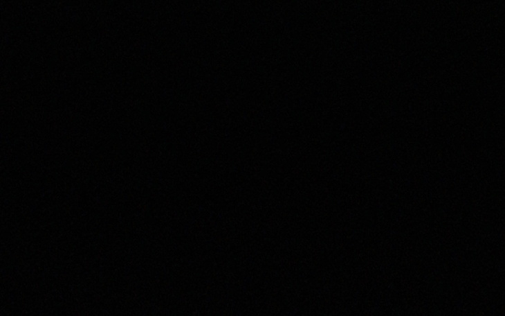 Ciemny obraz, prawdopodobnie zdjęcie w nocy.