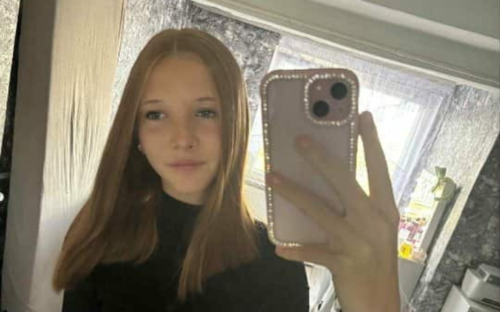 Młoda dziewczyna robiąca selfie w lustrze.