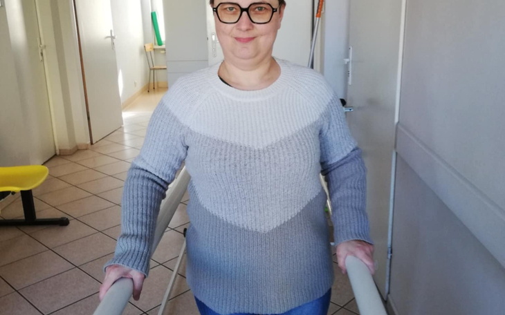 Kobieta korzystająca z pomocy w rehabilitacji.