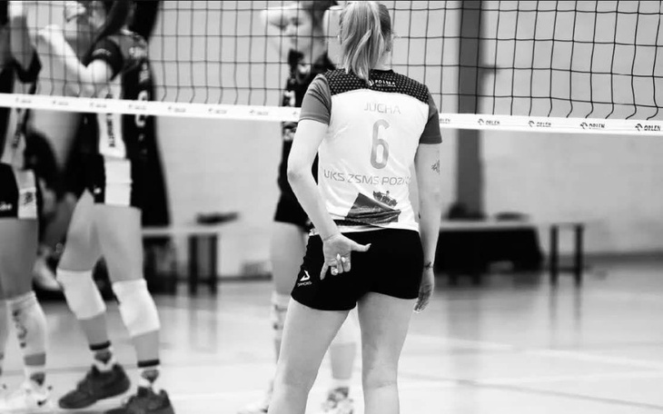 Siatkarka w akcji, z numerem na plecach.
