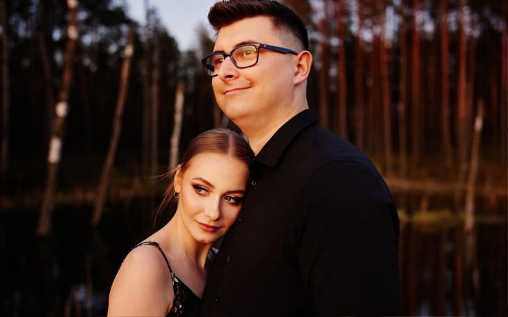 Para zakochanych w romantycznej scenerii, przytuleni do siebie.