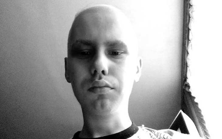 Czarno-białe selfie mężczyzny, z wyraźnym wyrazem twarzy.