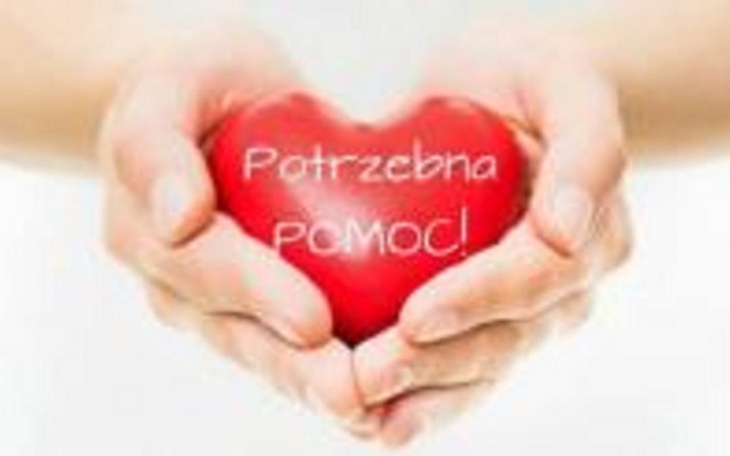 Dwie dłonie trzymają czerwone serce z napisem 'Potrzebna pomoc'.