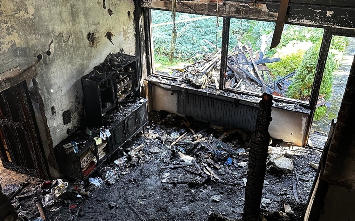 Zniszczone wnętrze po pożarze, z widokiem na zewnątrz.