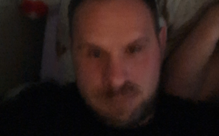 Rozmyte selfie mężczyzny, z nieostrym tłem.