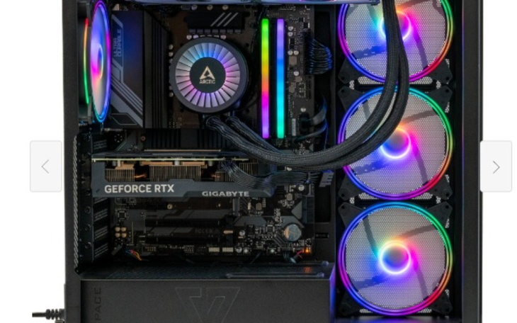 Nowoczesny komputer stacjonarny z podświetleniem RGB i kartą graficzną GeForce RTX.