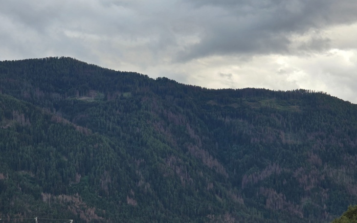 Widok na górski krajobraz, z dramatycznym niebem.