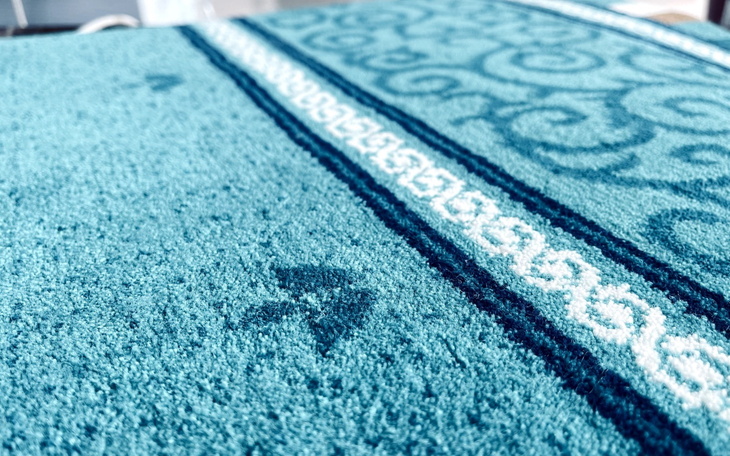 Zbliżenie na wzór na dywanie w odcieniach niebieskiego.