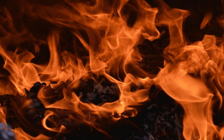 Płomienie ognia tańczące w ciemności.