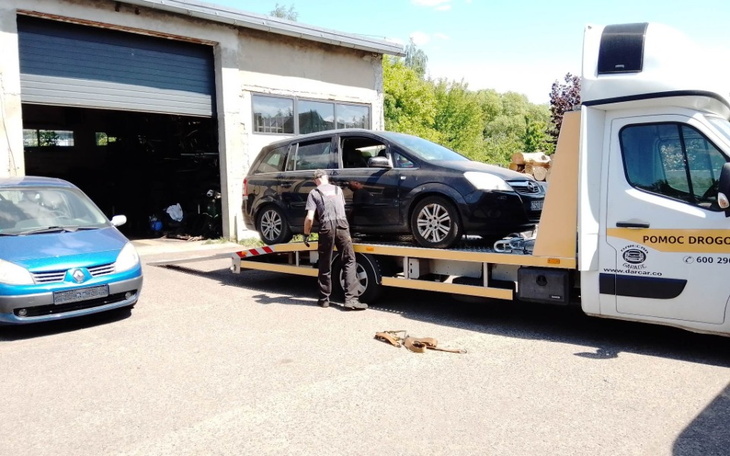 Samochód na lawecie w warsztacie samochodowym.