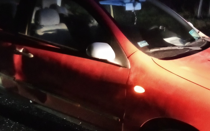 Czerwony samochód zaparkowany w nocy.