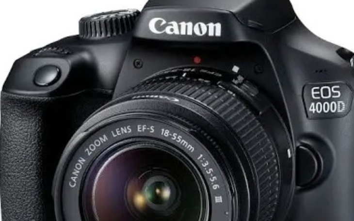 Aparat Canon EOS 4000D z obiektywem.