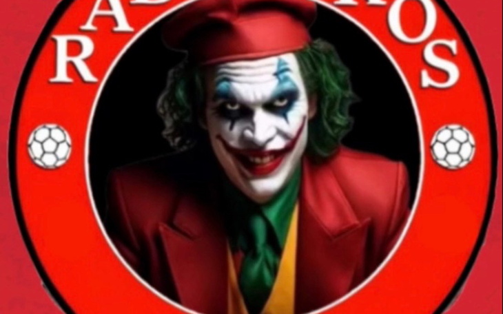 Postać klauna w kolorowym kostiumie, z charakterystycznym makijażem.