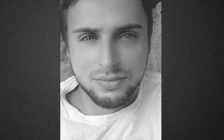 Człowiek w czarno-białym selfie, z wyrazem twarzy.
