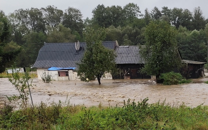 Zalany teren z domem w tle, po intensywnych opadach.
